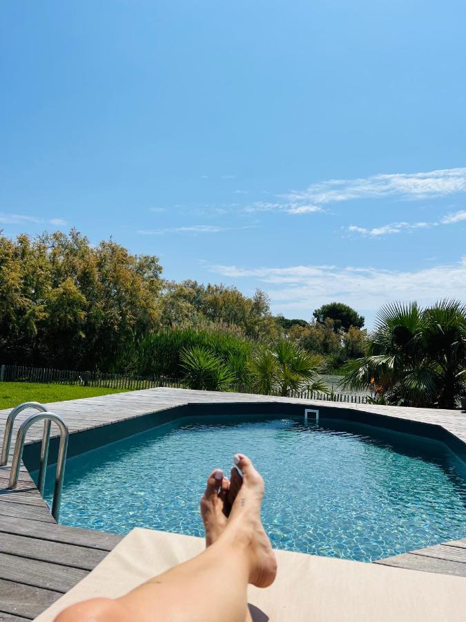 Cabane Le Flamant Avec Jardin, Piscine Et Parking Saintes-Maries-de-La-Mer Exterior foto