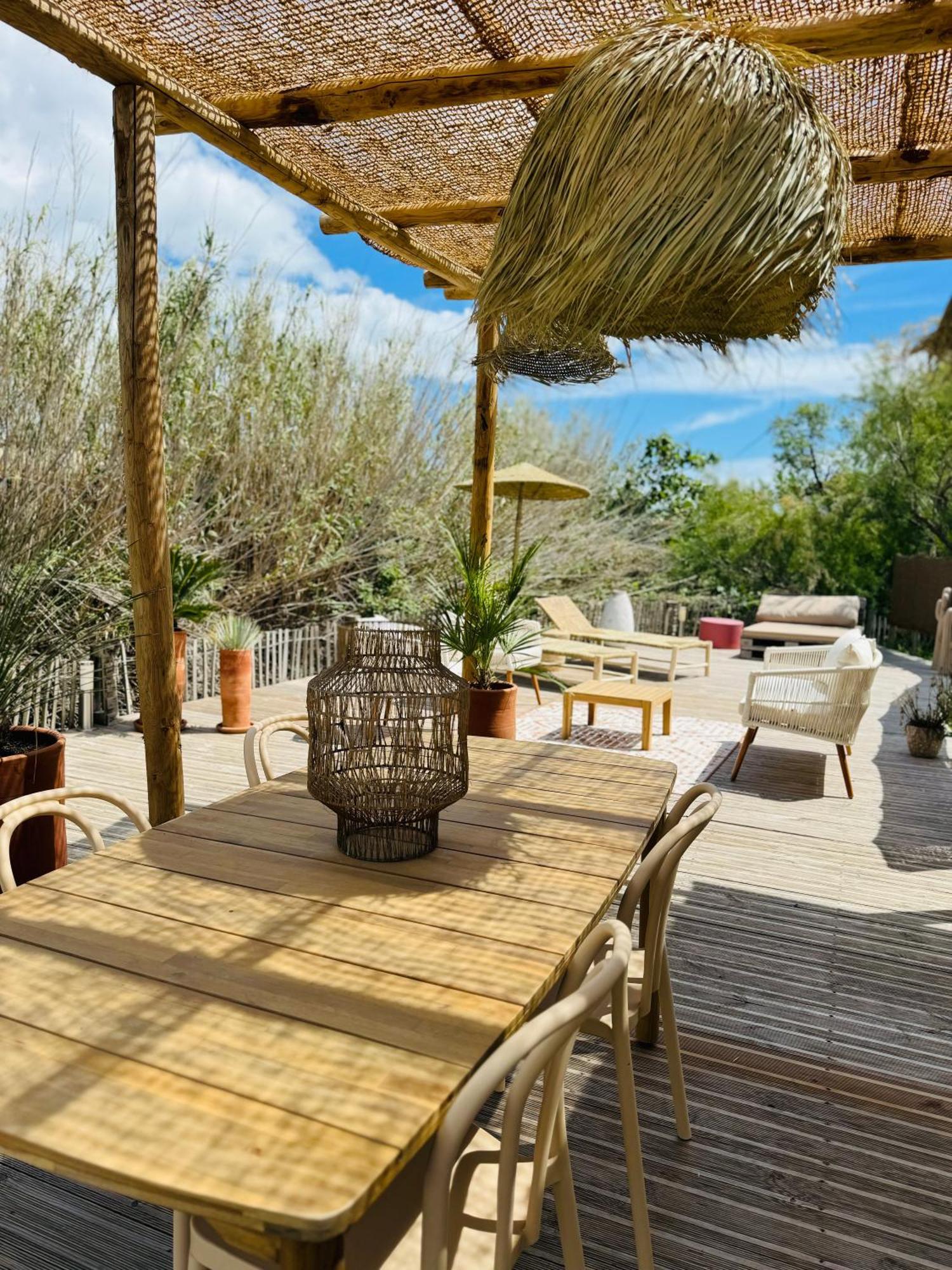 Cabane Le Flamant Avec Jardin, Piscine Et Parking Saintes-Maries-de-La-Mer Exterior foto